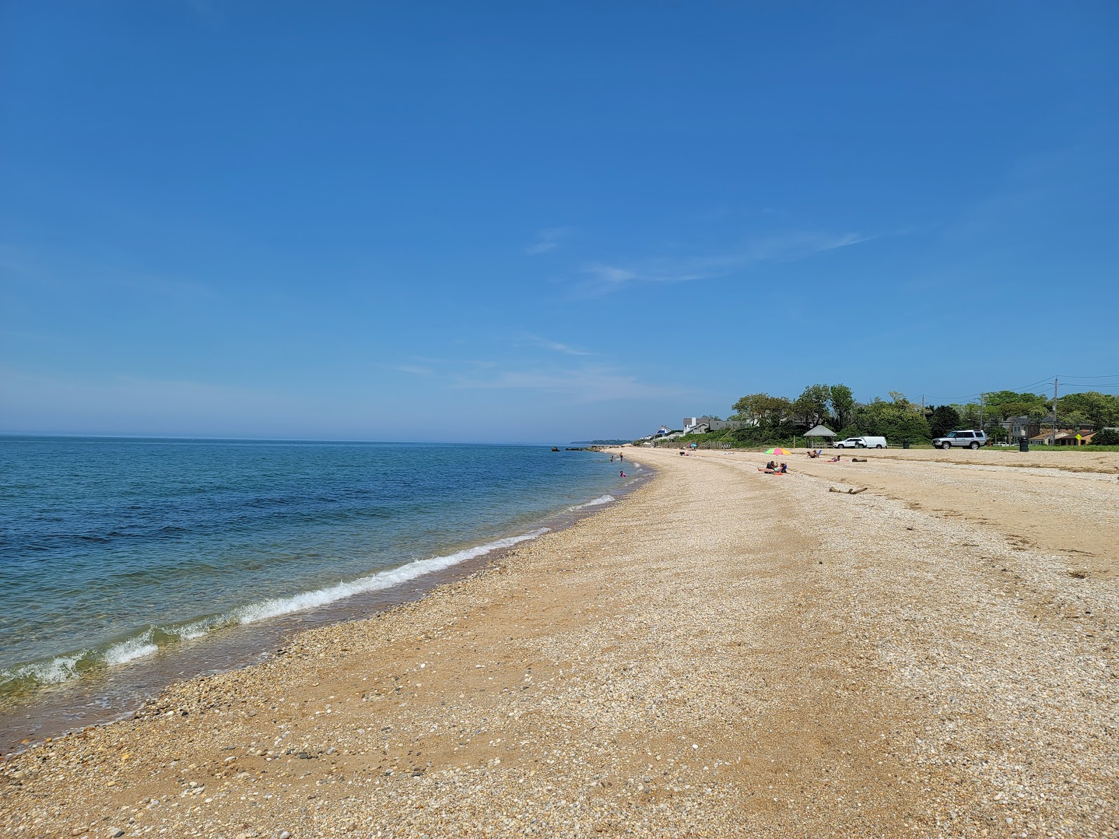 Foto av North Fork Beach med kevyt hiekka ja kivi yta