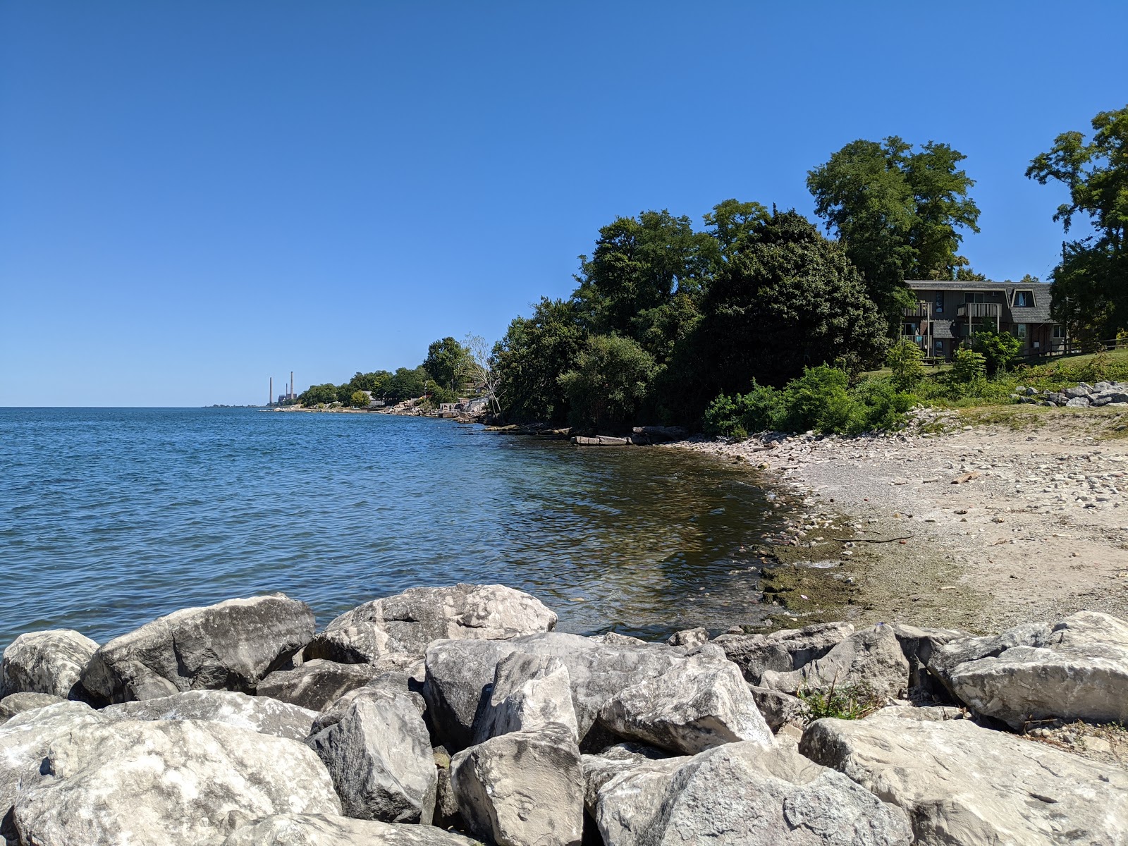 Foto von Sheffield Lake Beach mit grauer sand & kiesel Oberfläche