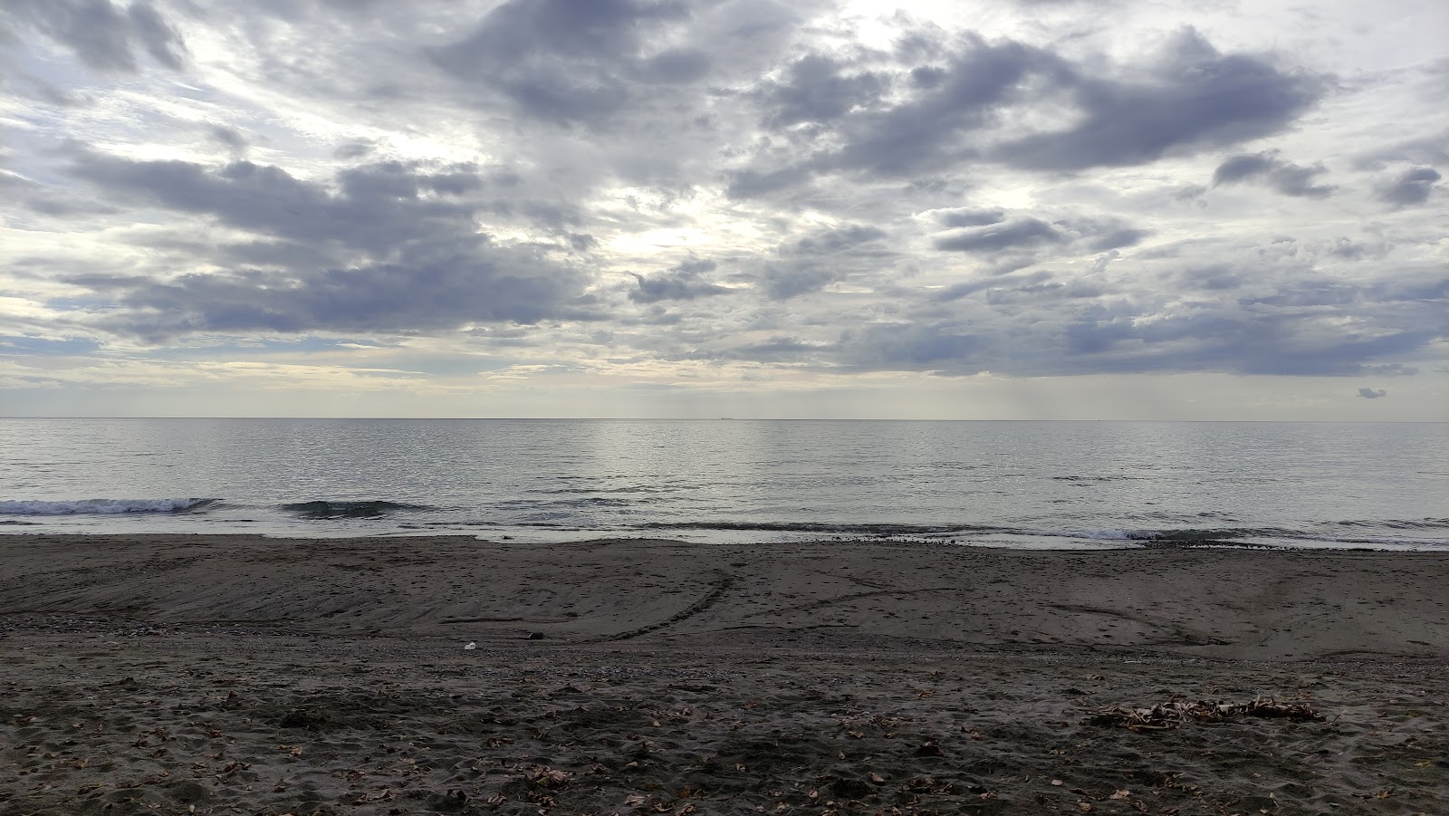 Photo de Nagbalaye Beach avec rivage droit, long