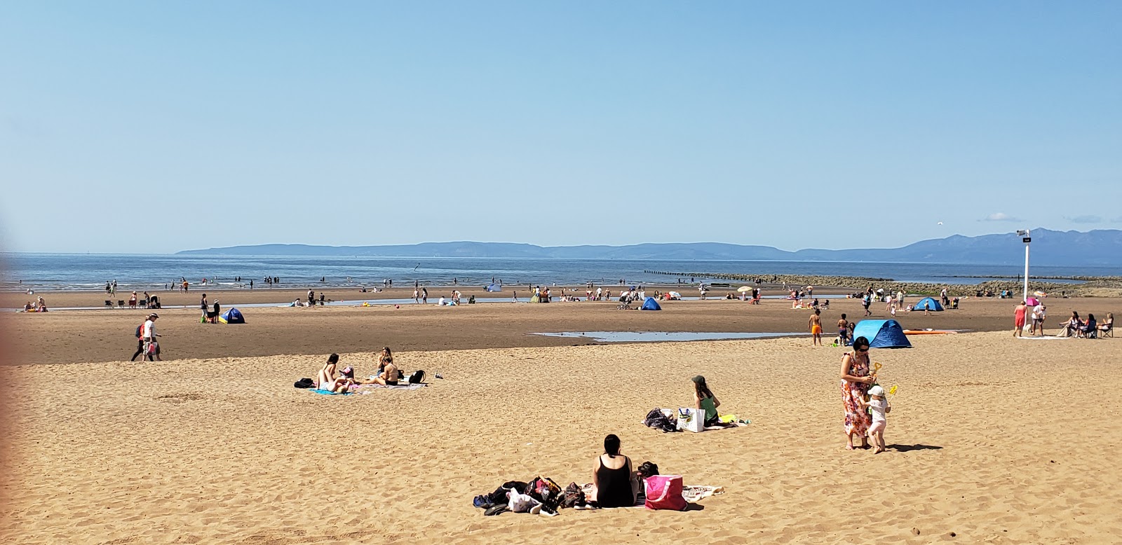 Irvine Beach'in fotoğrafı turkuaz saf su yüzey ile