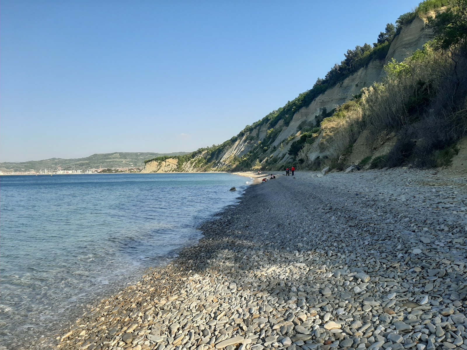 Fotografie cu Bele Skale beach înconjurat de munți