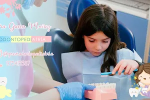 Dentista para niños en Trujillo - Grevi Odontopediatría image