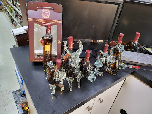 Liquor Store «Royal Liquor & Wine», reviews and photos, 1015 N Randall Rd, Elgin, IL 60123, USA