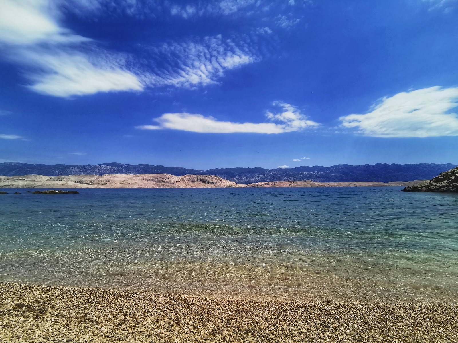 Foto de Klara beach con agua cristalina superficie