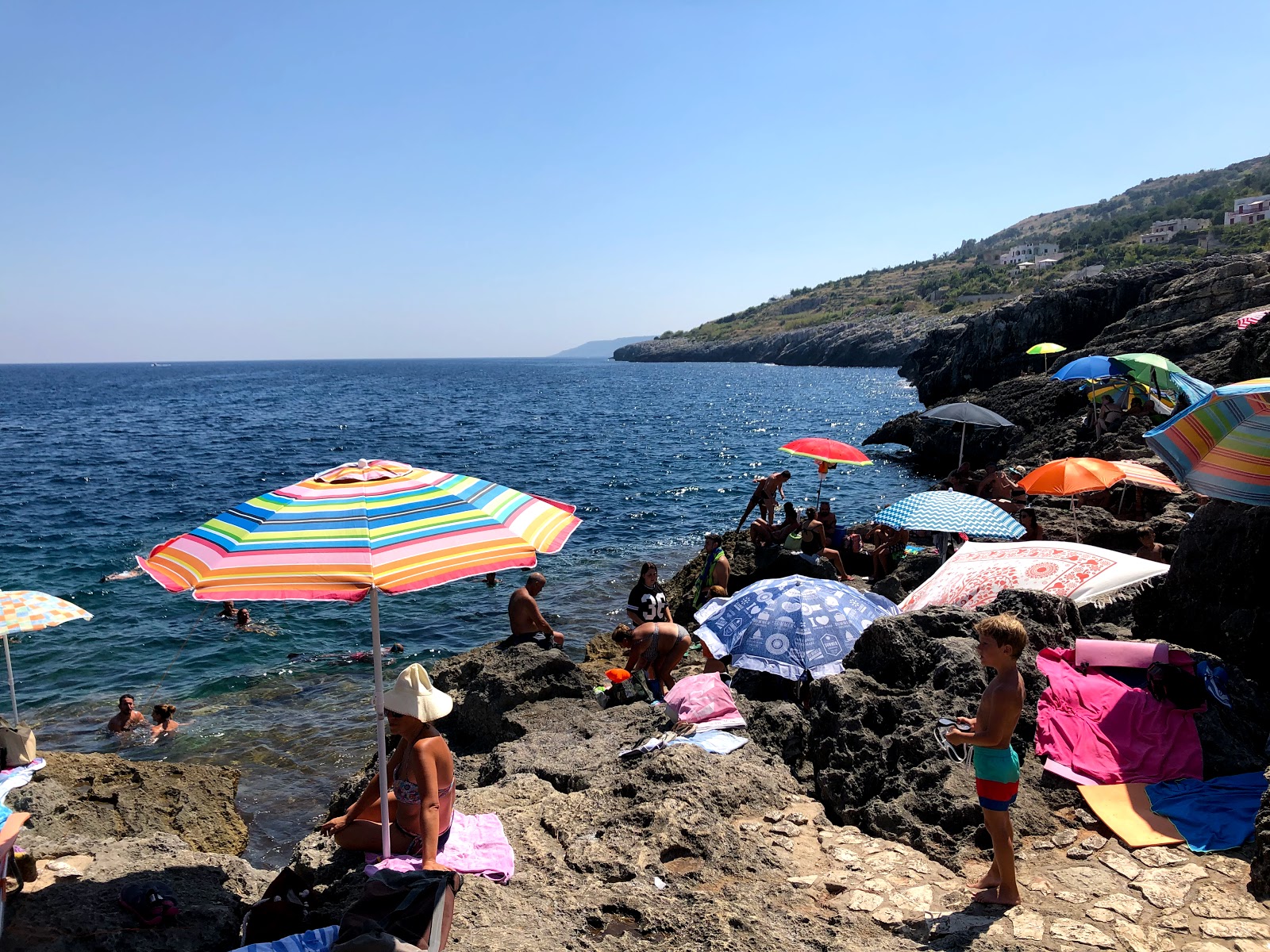 Foto van Spiaggia della Grotta Verde met blauw puur water oppervlakte