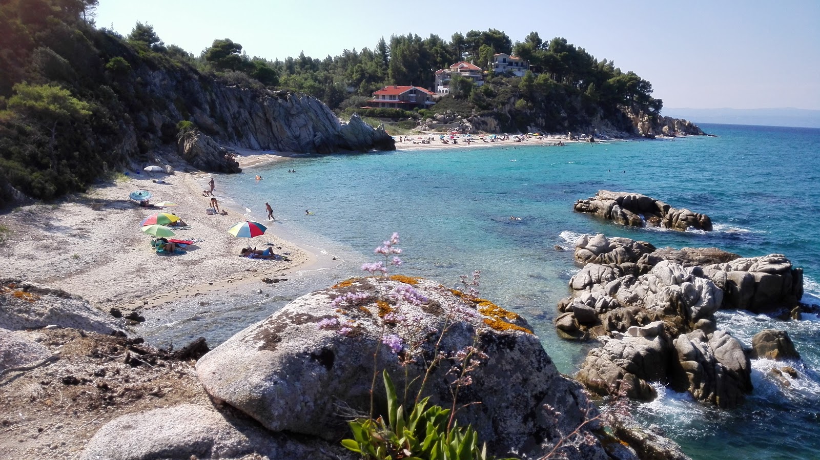 Foto di Fava beach circondato da montagne