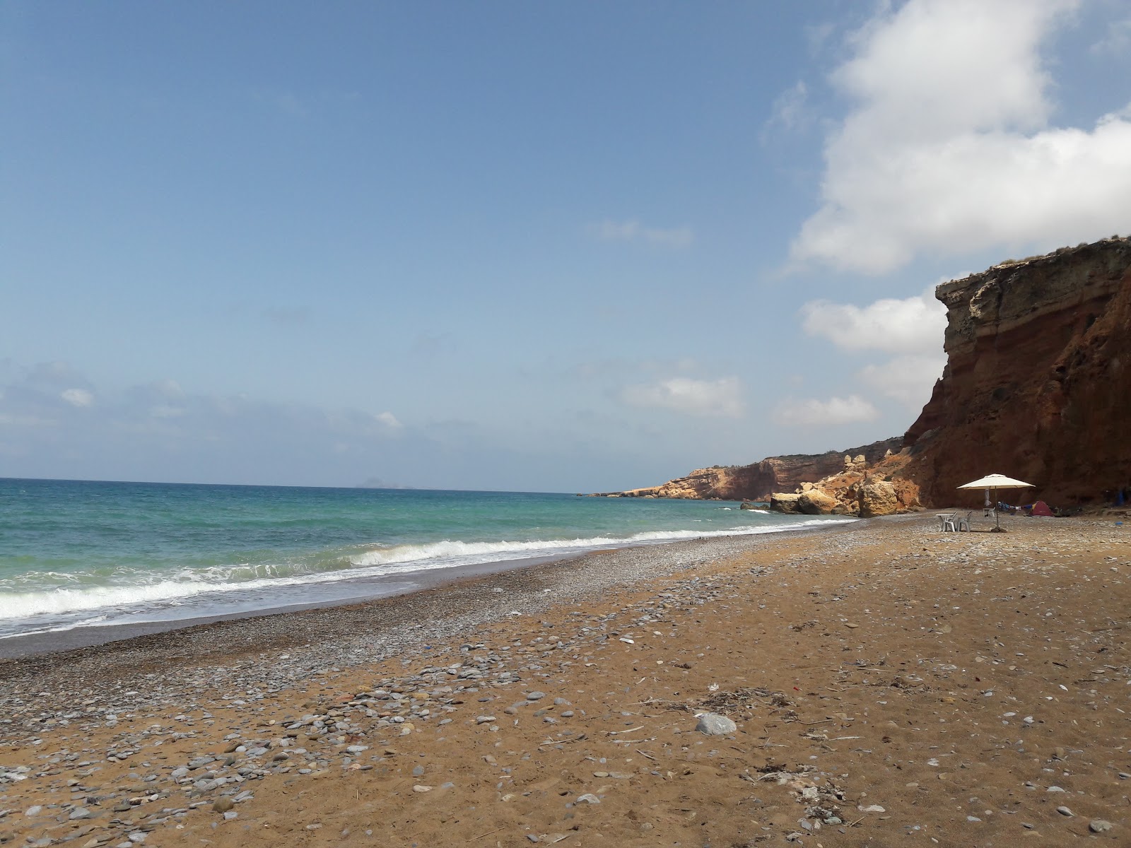 Boufadisse beach的照片 带有棕色卵石表面