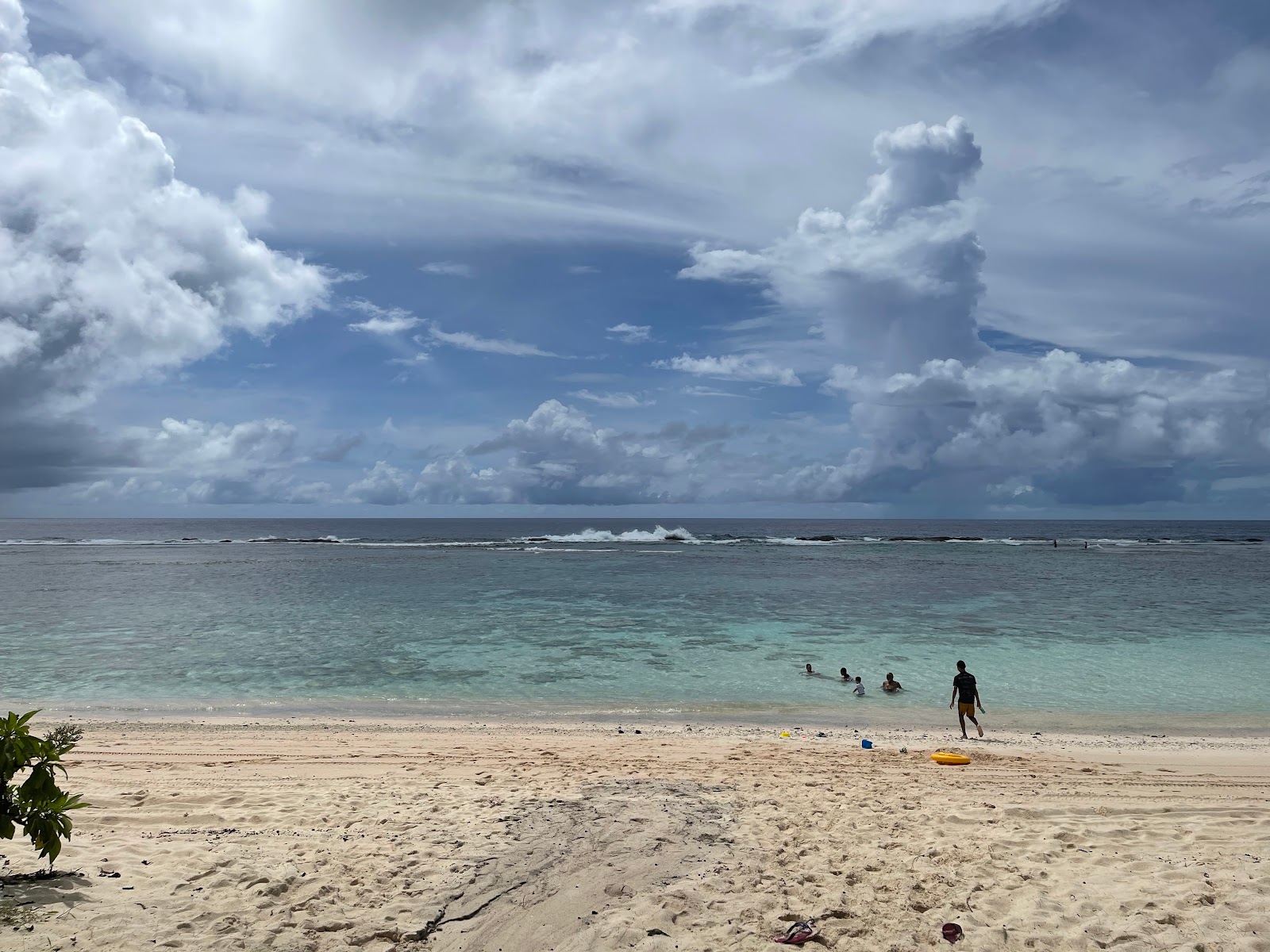 Foto de Ritidian Beach respaldado por acantilados