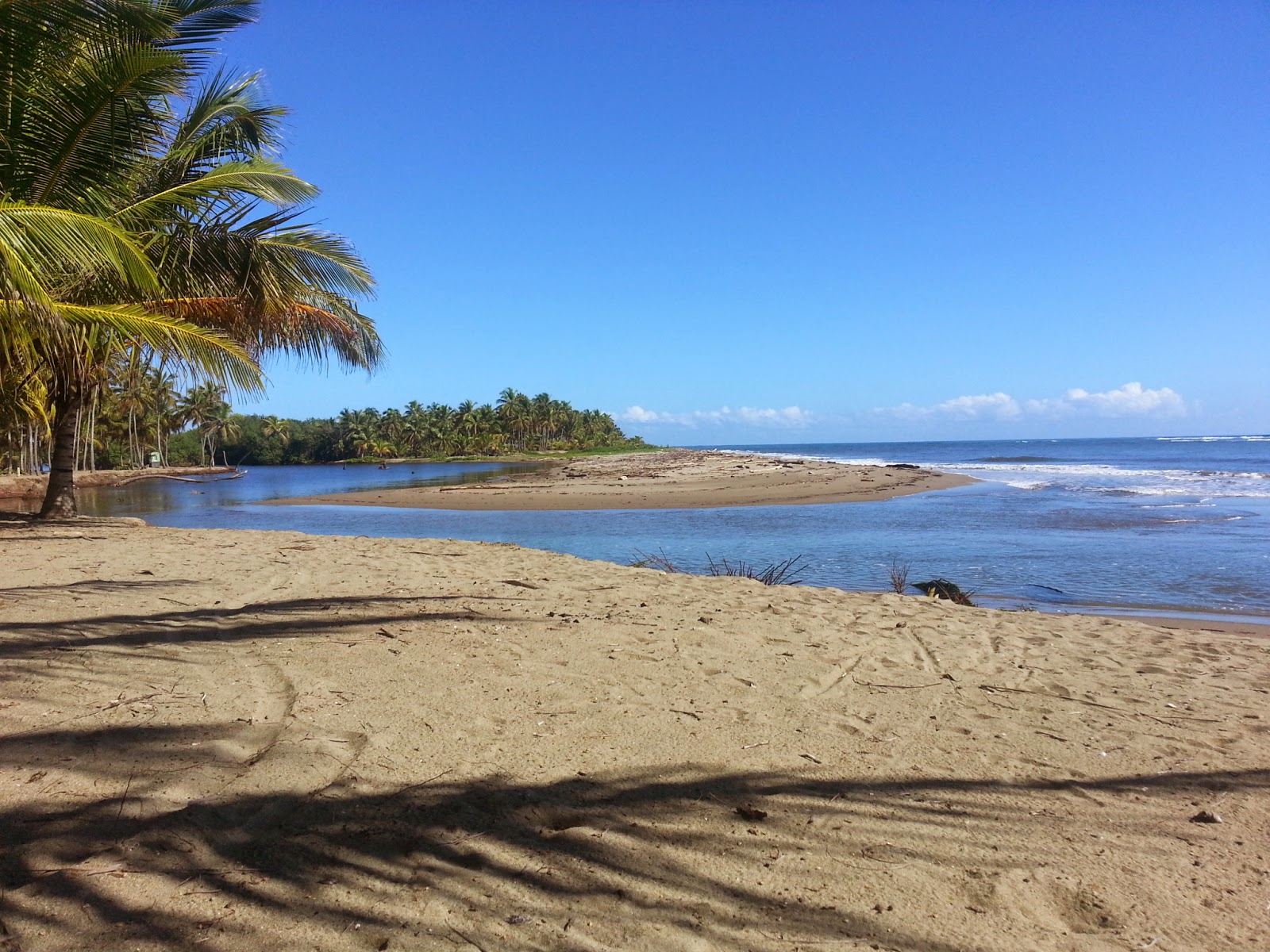 Foto de Playa Boba com areia brilhante superfície