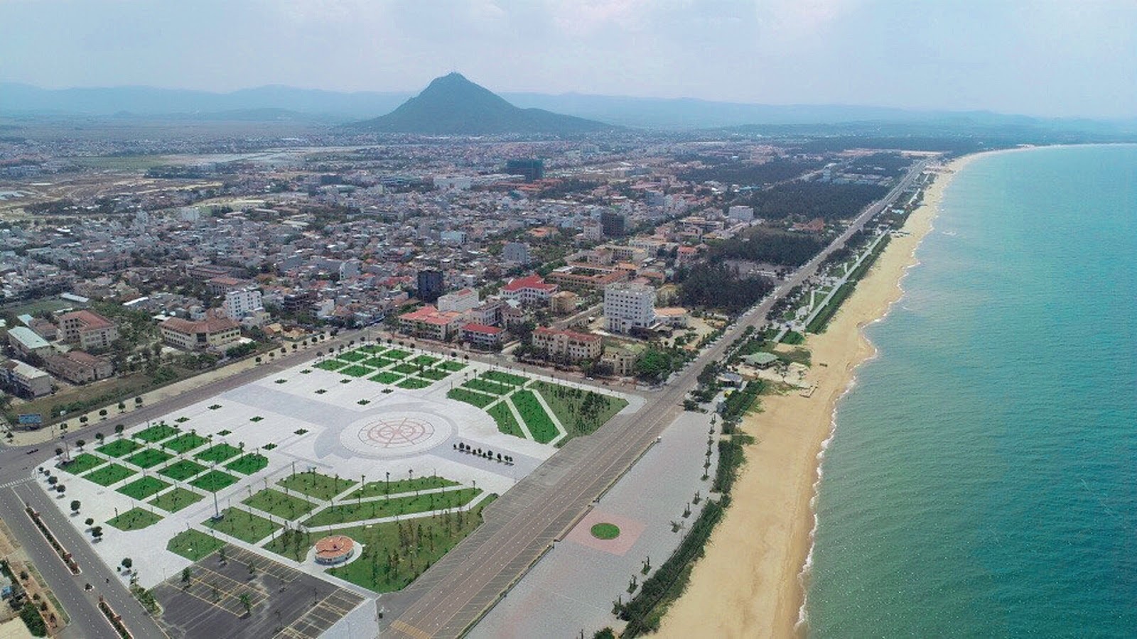 Foto de Tuy Hoa Beach con recta y larga