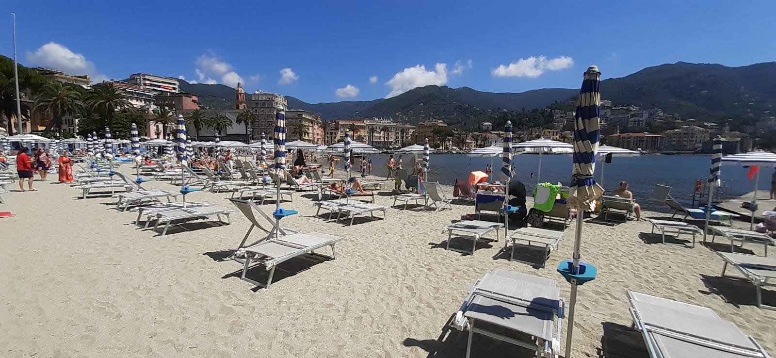 Foto van Rapallo beach met blauw water oppervlakte
