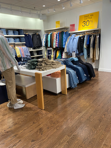 Clothing Store «Gap», reviews and photos, 1340 W Boston Post Rd, Larchmont, NY 10538, USA