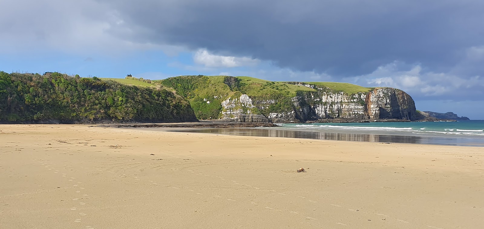 Foto de Jacks Bay com areia brilhante superfície