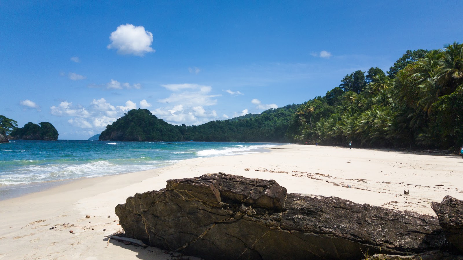 Foto de Praia da Baía de Paria com areia bege superfície