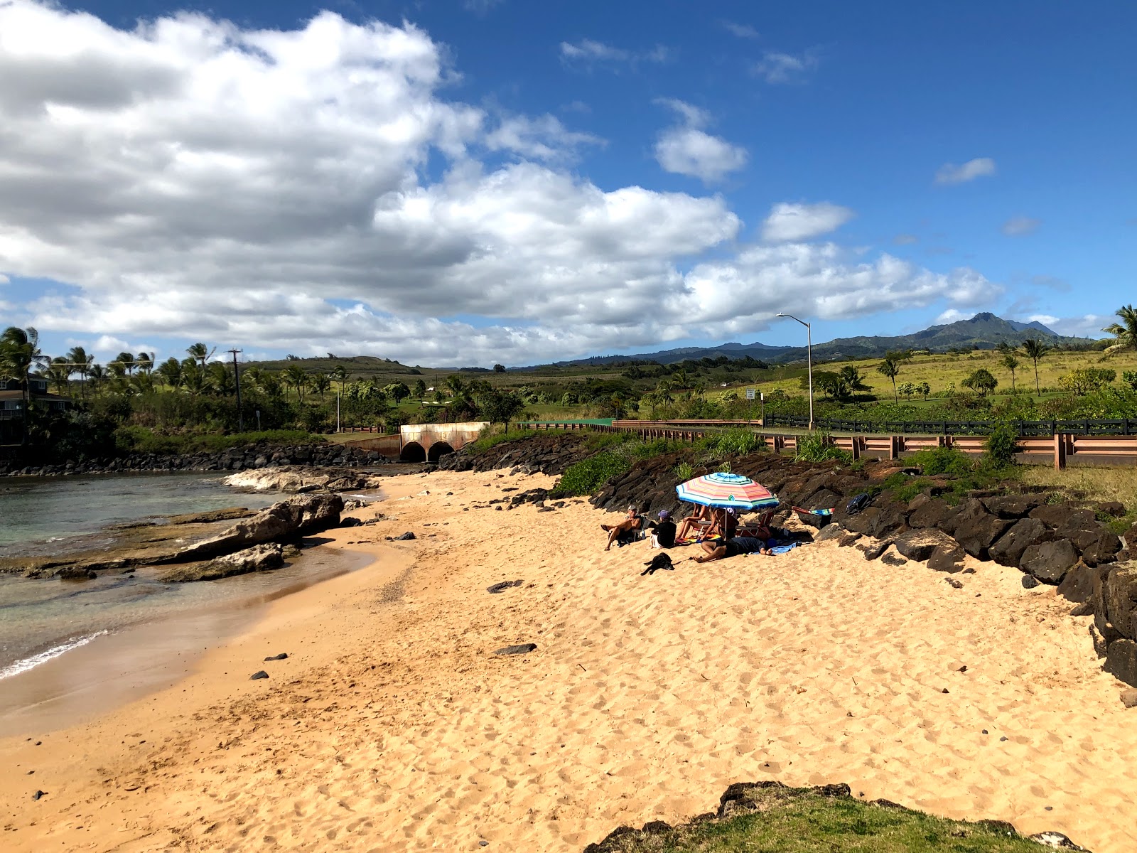 Foto van Kukui'ula Beach met beige zand oppervlakte