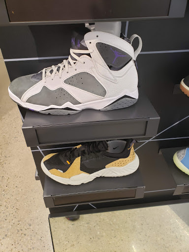 Sporting Goods Store «Nike Factory Store», reviews and photos, 8510 S Cottage Grove Ave, Chicago, IL 60619, USA