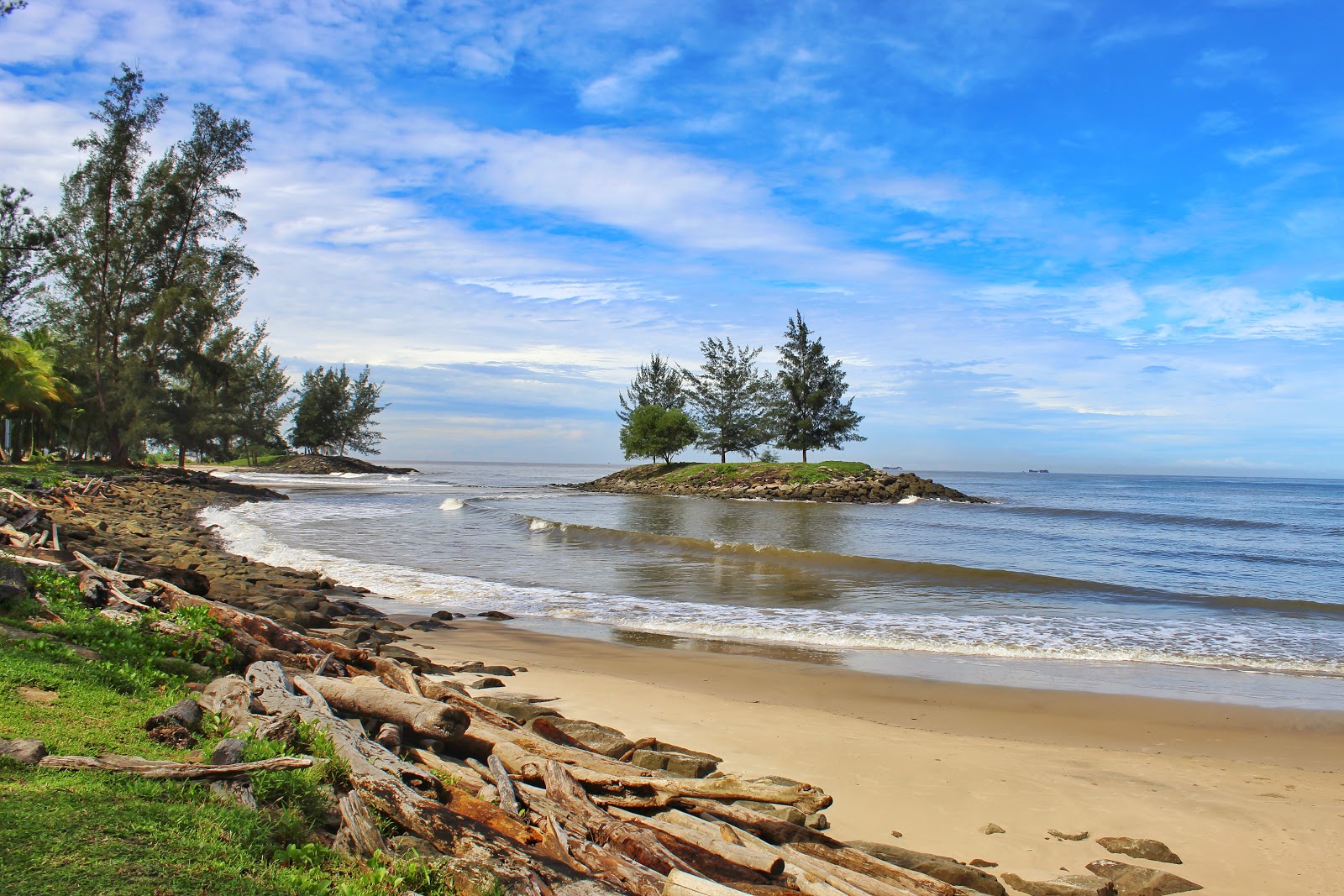 Fotografija Tanjung Batu Bintulu Beach z zelena voda površino