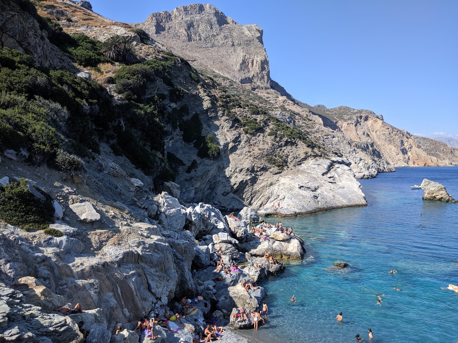 Foto av Agios Anna beach omgiven av berg