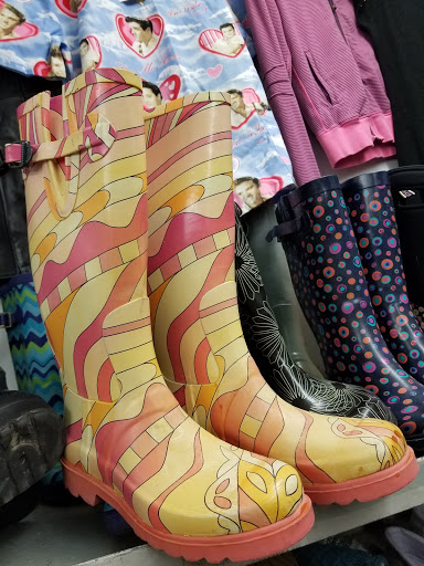 Thrift Store «Village Discount Outlet Store 13», reviews and photos, 4027 N Kedzie Ave, Chicago, IL 60618, USA