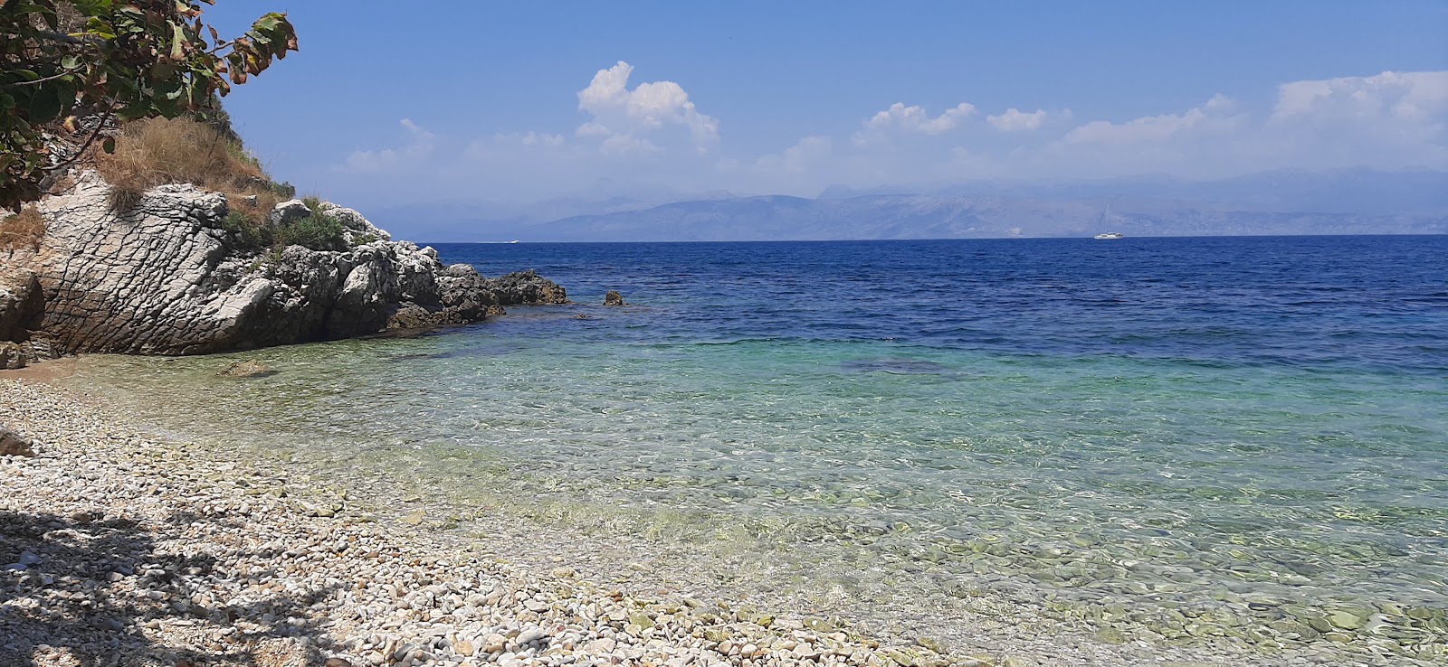 Foto de Karavi Beach rodeado por montanhas