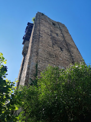 Donjon du 11e siècle à Salon-la-Tour