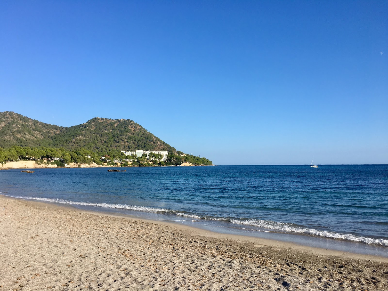 Foto von Platja de Sa Marjal mit beiger sand Oberfläche
