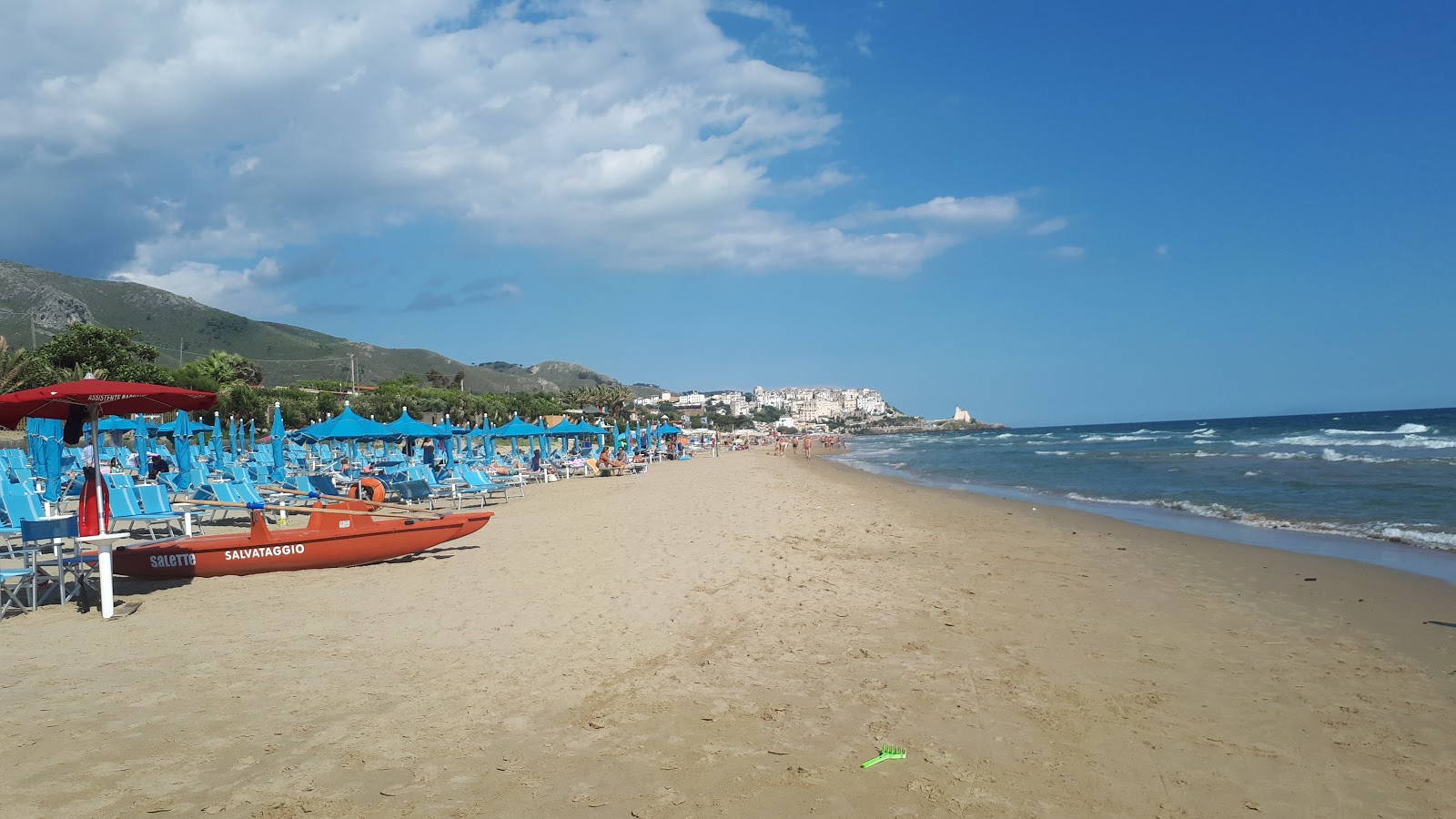 Spiaggia di Sperlonga的照片 带有蓝色的水表面