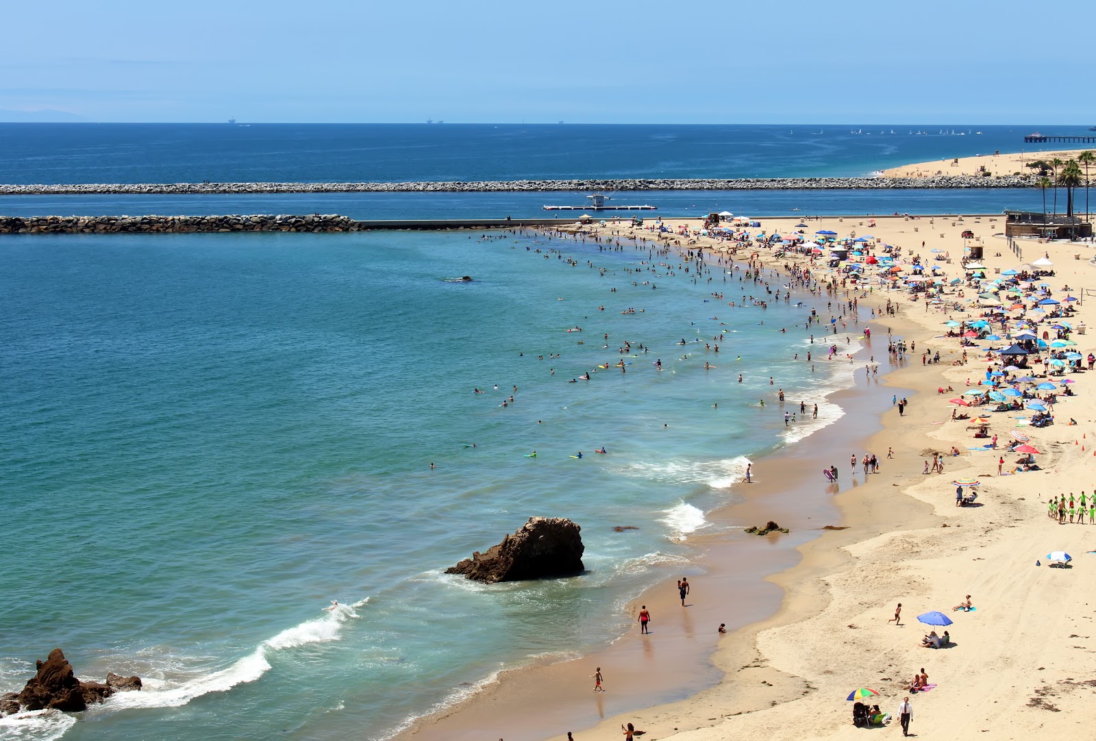 Foto von Corona Del Mar mit beiger sand Oberfläche