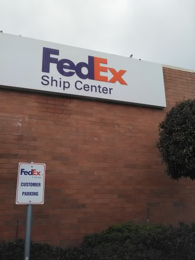 Shipping and Mailing Service «FedEx Ship Center», reviews and photos, 2451 N Palm Dr, Signal Hill, CA 90755, USA