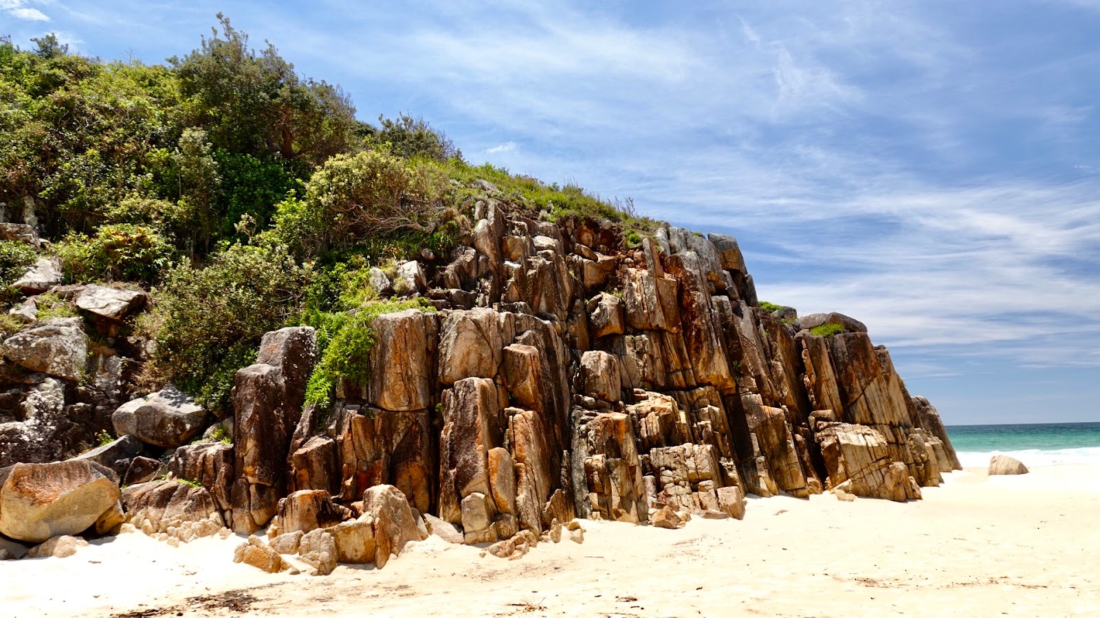Foto av Little Bay omgiven av klippor