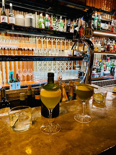Imprensa Cocktail and Oyster Bar - Bar