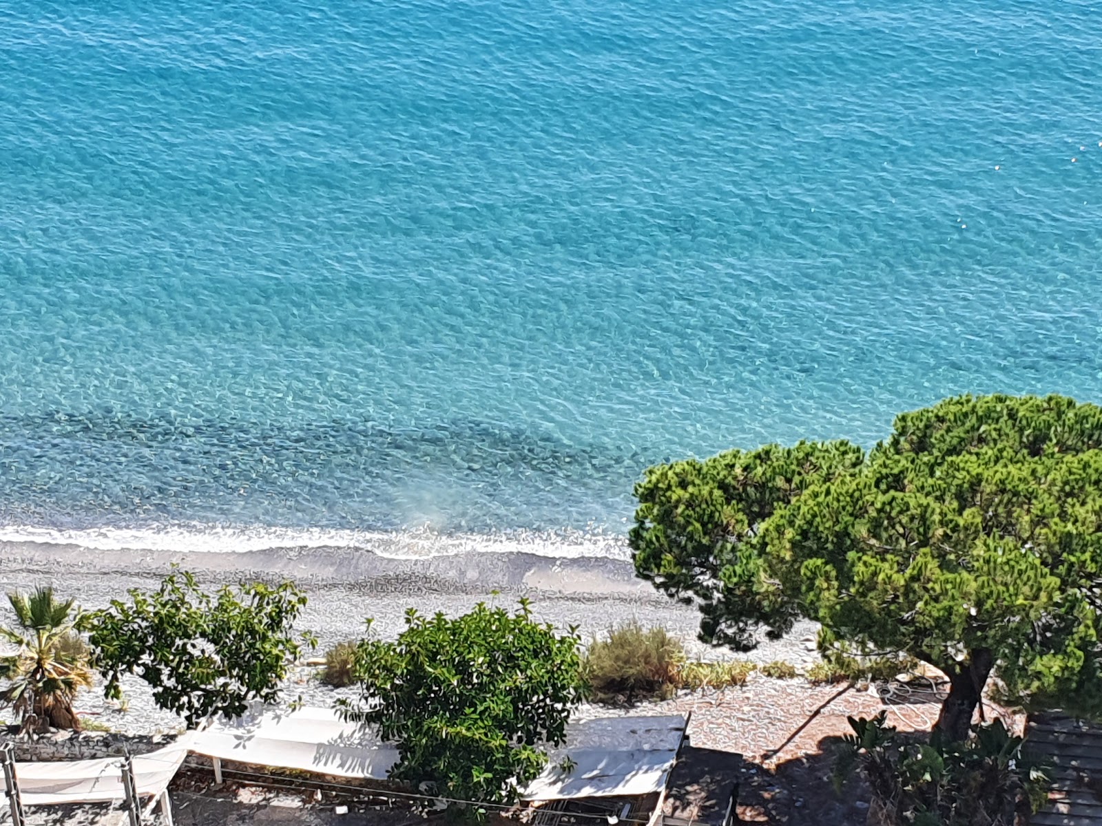 Photo de Spiaggia Baia Verde protégé par des falaises