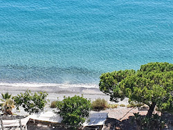 Foto von Spiaggia Baia Verde von Klippen umgeben