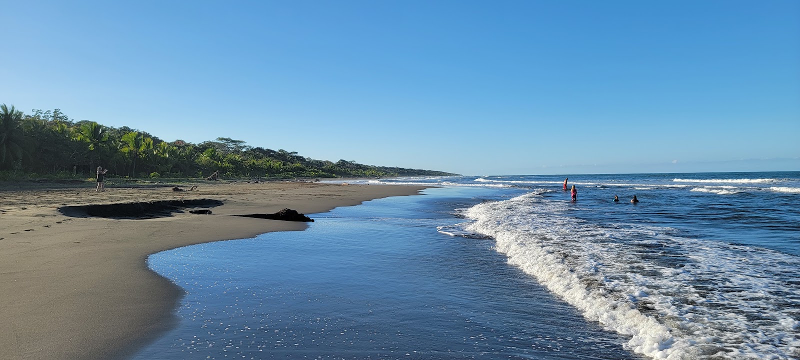 Fotografie cu Playa Cahuita cu o suprafață de nisip fin strălucitor