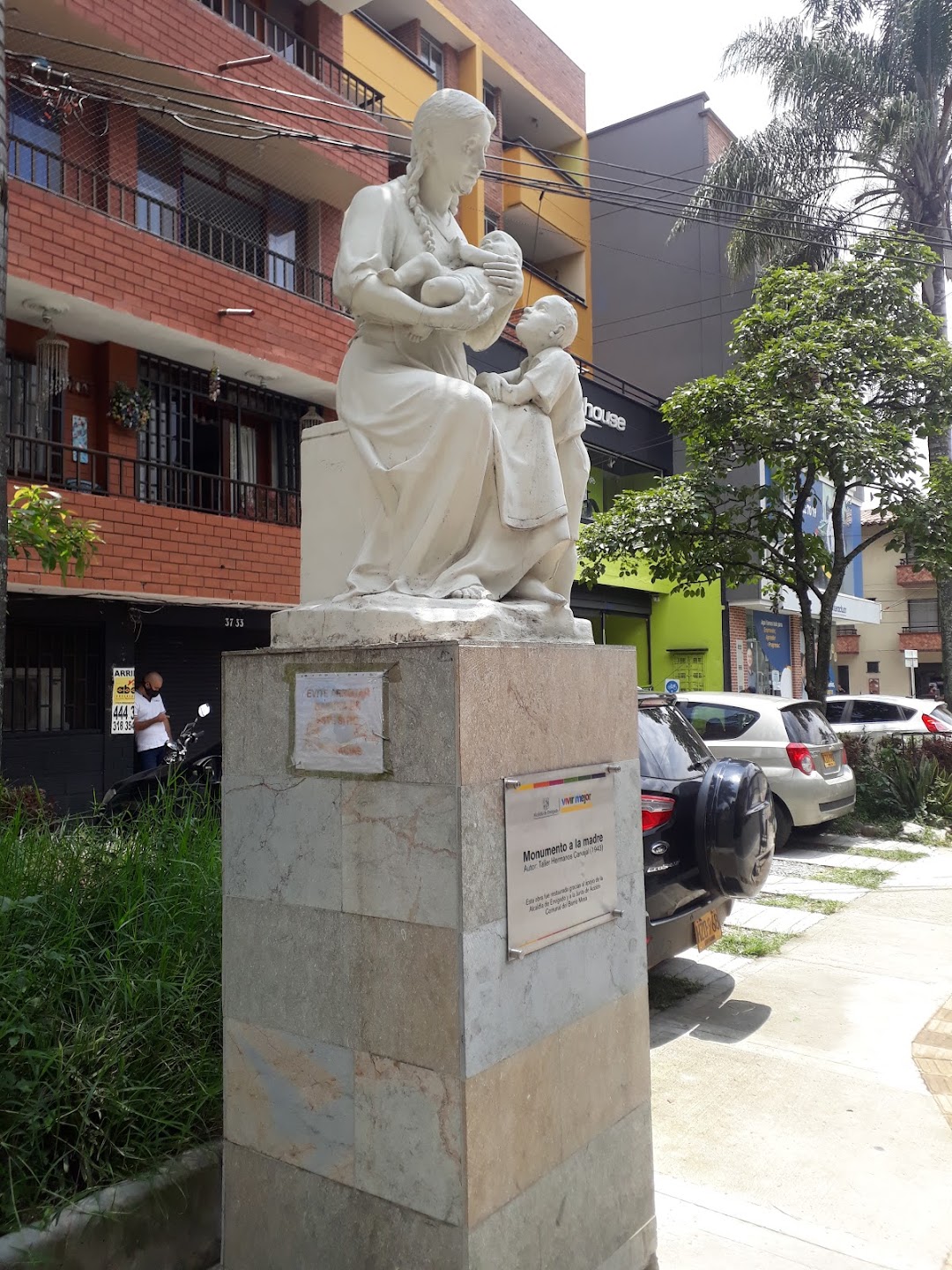 Monumento A La Madre