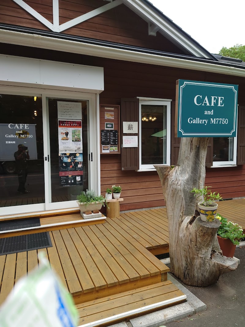 CAFE and Gallery M7750