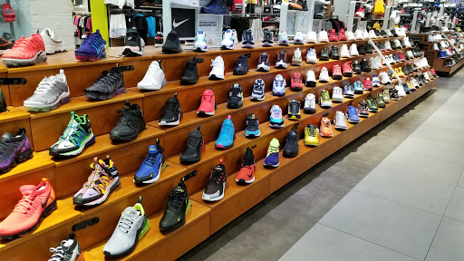 Shoe Store «Champs Sports», reviews and photos, 2855 Stevens Creek Blvd, Santa Clara, CA 95050, USA