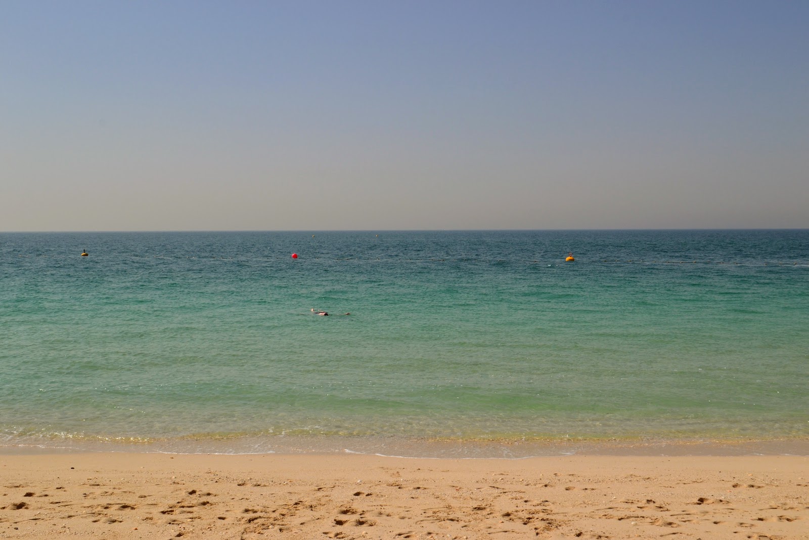 Zdjęcie Umm Suqeim beach - popularne miejsce wśród znawców relaksu