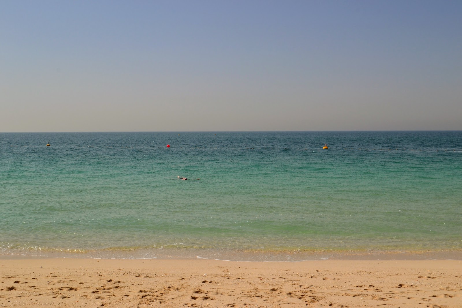 Foto de Umm Suqeim beach - recomendado para viajantes em família com crianças