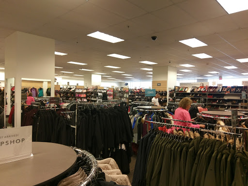 Department Store «Nordstrom Rack Chicago Avenue», reviews and photos, 101 E Chicago Ave, Chicago, IL 60611, USA