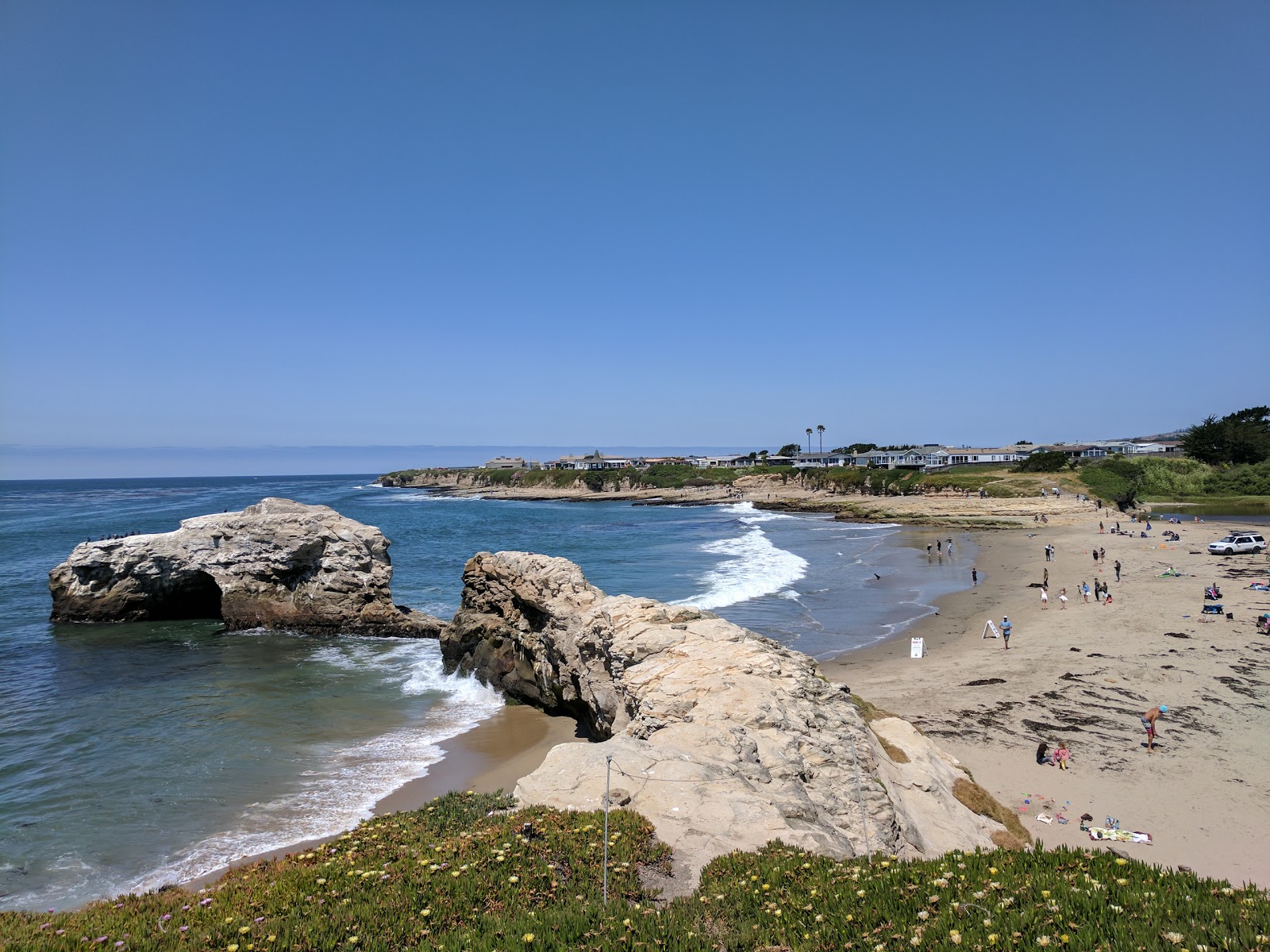 Fotografie cu Natural Bridges Beach cu o suprafață de apa turcoaz