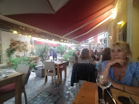 Atmosphère du Restaurant français L'Auberge Provençale à Le Lavandou - n°3