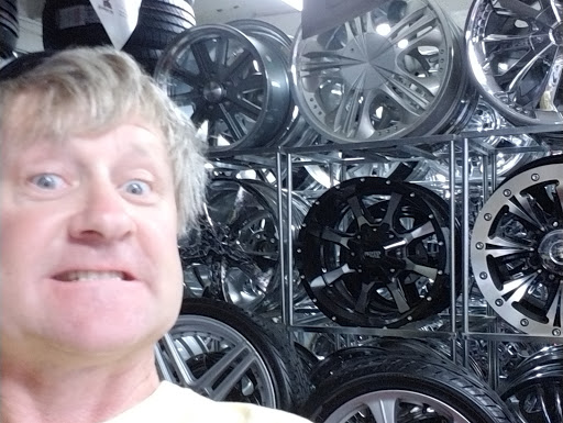 Tire Shop «Discount Tire Store - Aurora, IL», reviews and photos, 2445 Augusta Way, Aurora, IL 60506, USA