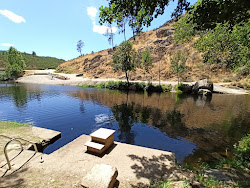 Praia Fluvial de Rebelos em Murca'in fotoğrafı uçurumlarla desteklenmiş