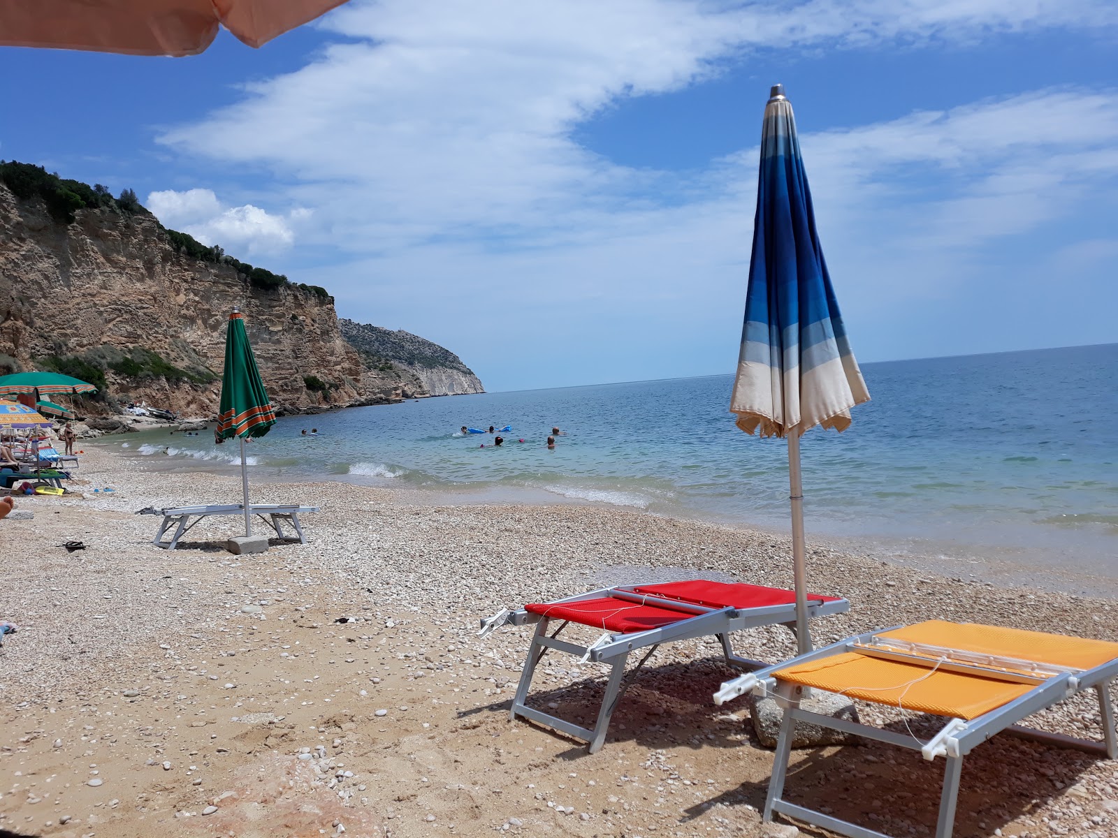 Punta Rossa Plajı'in fotoğrafı dağlarla çevrili