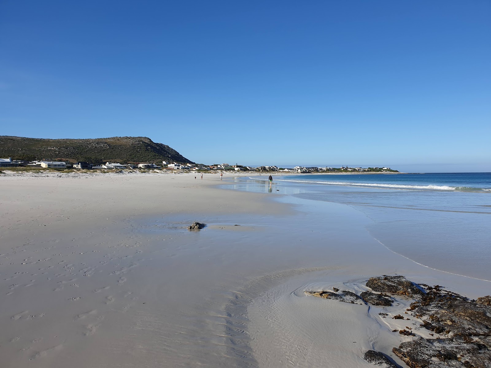 Kommetjie beach'in fotoğrafı mavi saf su yüzey ile