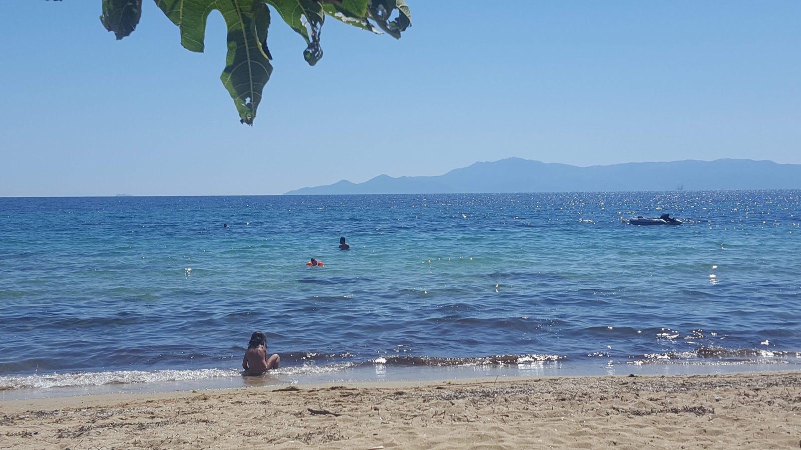 Tiho beach II的照片 带有蓝色纯水表面