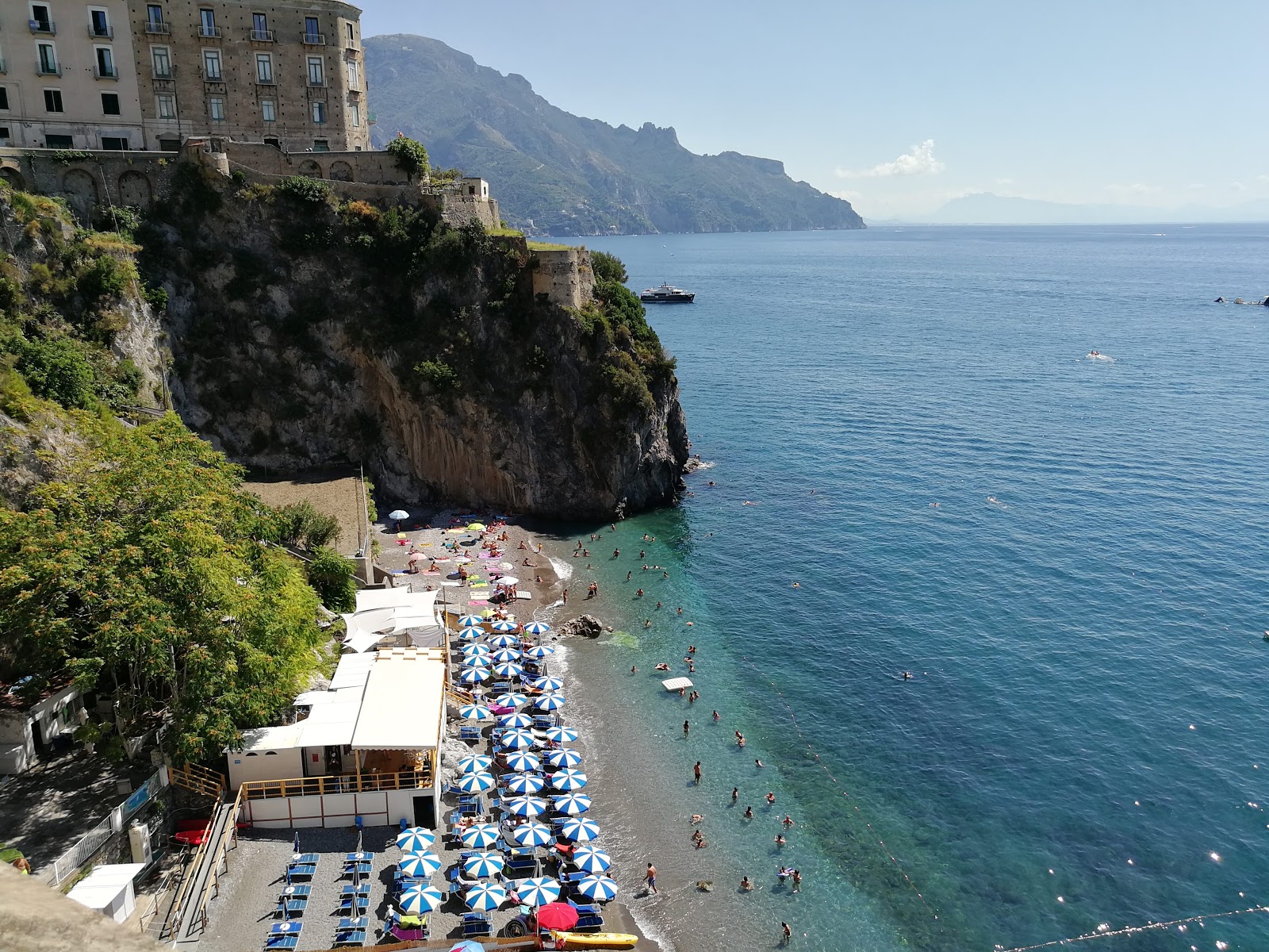 Photo de Lido di Ravello beach avec caillou fin gris de surface