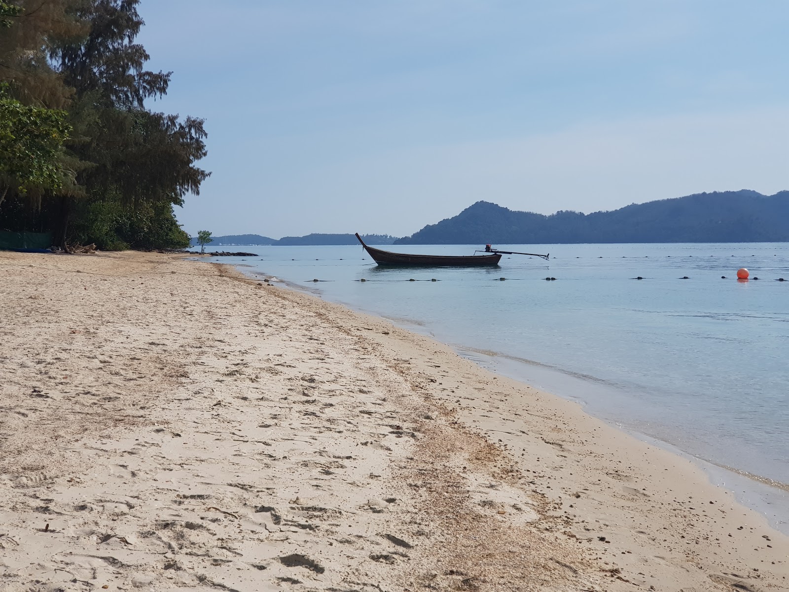 Foto di Lawa Island Beach e l'insediamento