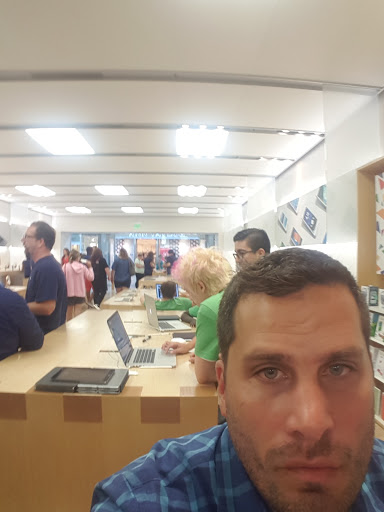 Computer Store «Apple Mayfair», reviews and photos, 2500 N. Mayfair Road, Wauwatosa, WI 53226, USA
